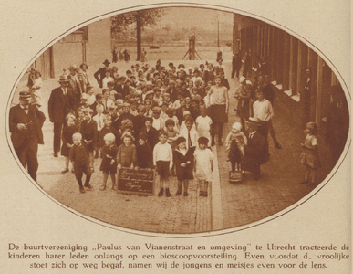 873578 Groepsportret van de kinderen van leden van de buurtvereniging 'Paulus van Vianenstraat e.o.' te Utrecht, in de ...